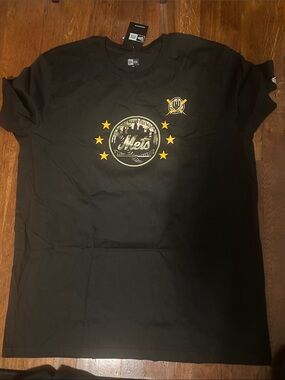 New Era Black Graphic Mets Logo Short Sleeve Tee with Yellow Accents